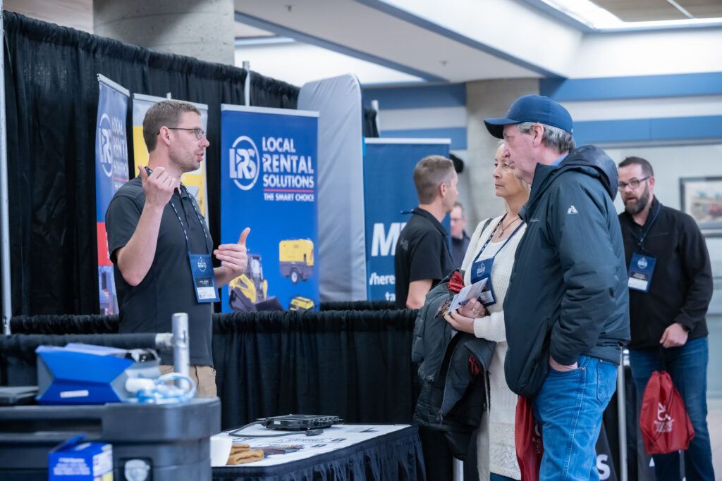 Image of twopeople having a conversation at a tradeshow